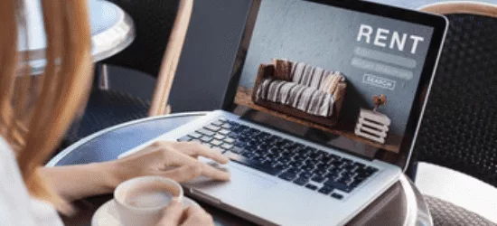 Mujer navegando por internet